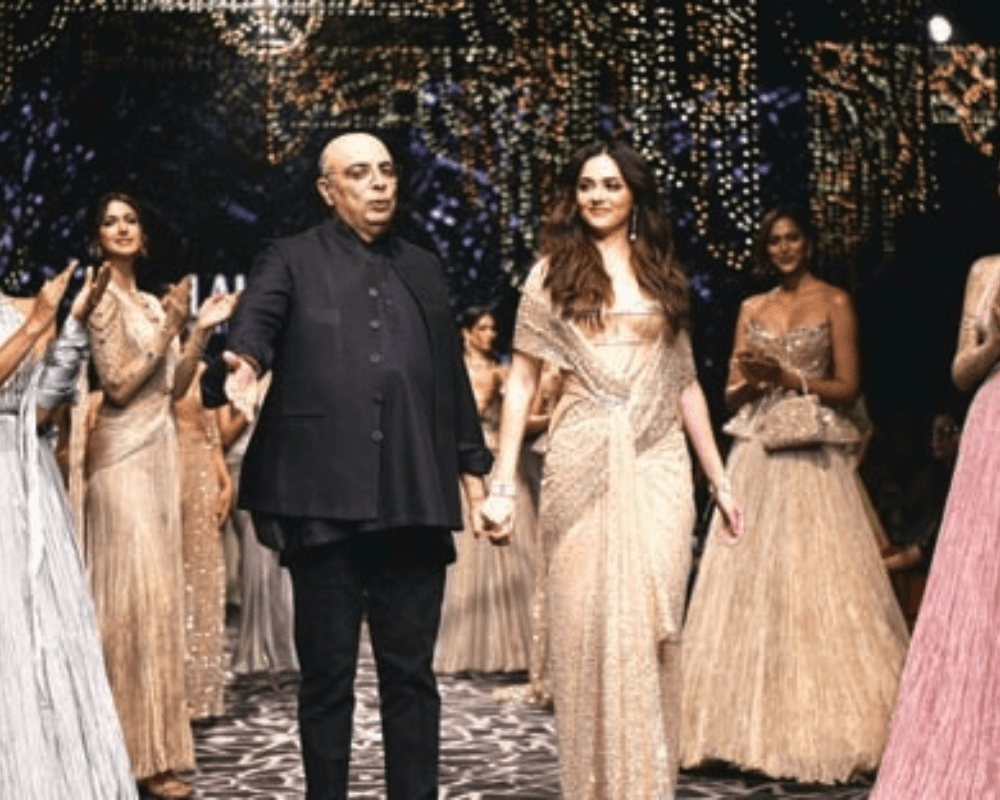The Woman as Jewel: Aneet Padda Shines at Lakmé Fashion Week’s Grand Finale